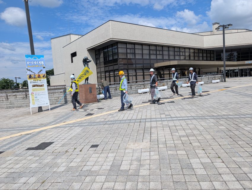 公会堂周辺ごみ拾い